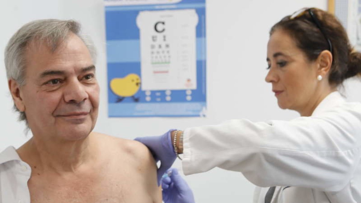 José Pedro Fernández se vacunó ayer, en el primer día de la campaña contra la gripe. RAMIRO