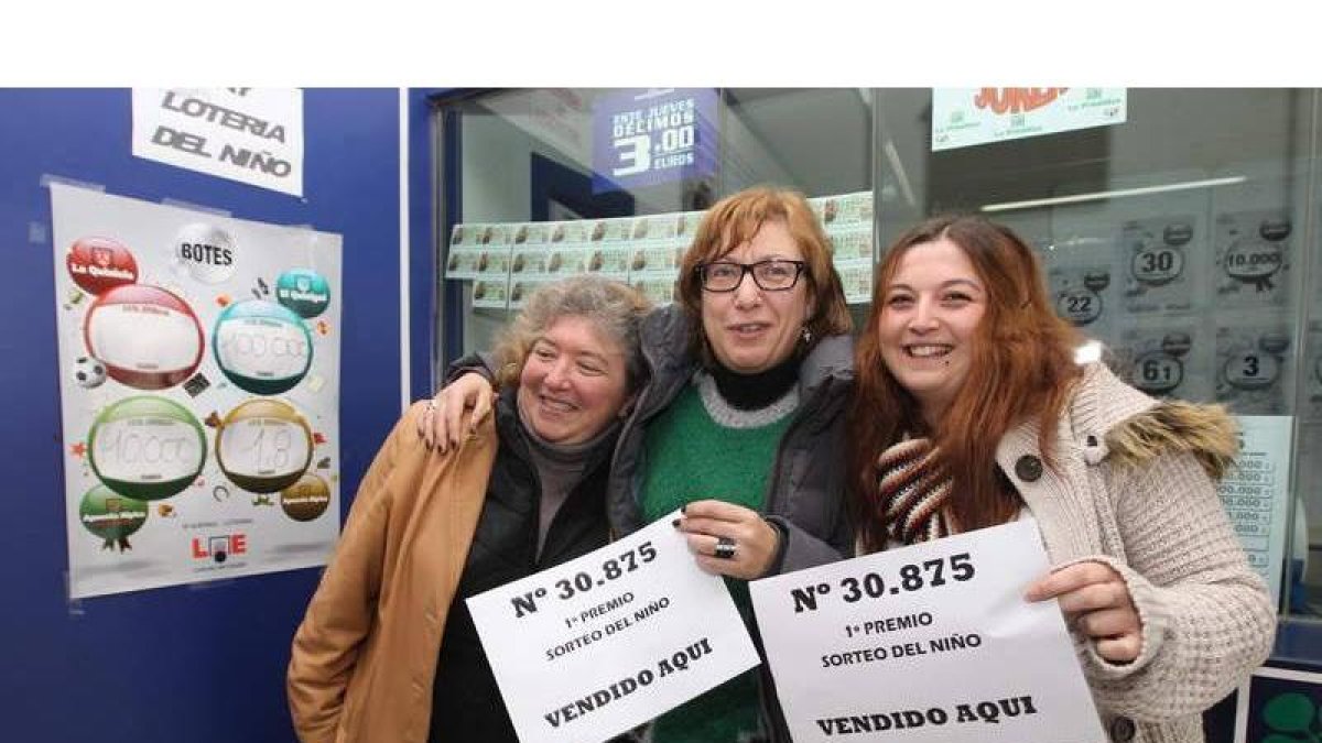 Las dependientas de la administración de Ponferrada, Consuelo Lozano y Susana Reguera, festejan con cava el segundo premio.