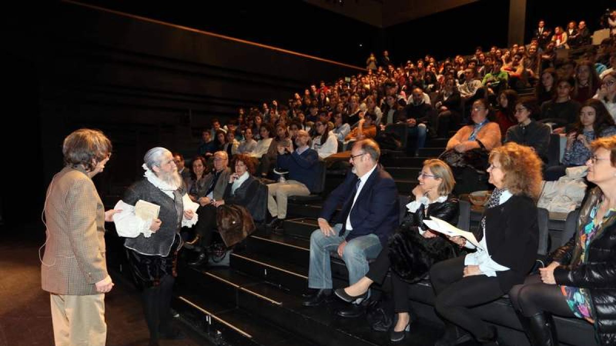 Eduardo Aguirre, la actriz Ángeles Rodríguez en el papel de Cervantes, interpelan al consejero de Educación, Fernando Rey, durante la representación de la obra de teatro educativa ‘Entrevista a Cervantes’