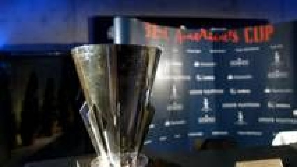 La Copa América y maqueta que muestra las actuaciones urbanísticas que se acometen en Valencia