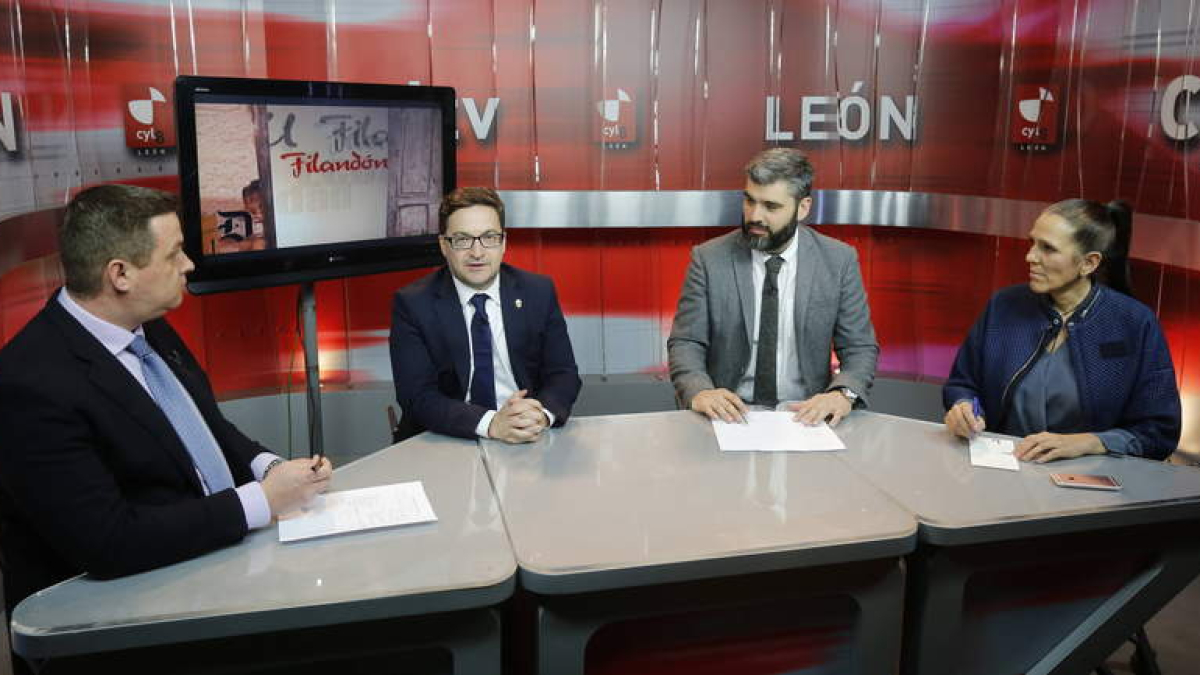 Germán Gavela, Roberto Núñez, Manuel Ángel Fernández y Susana Vergara Pedreira, durante el encuentro televisivo.