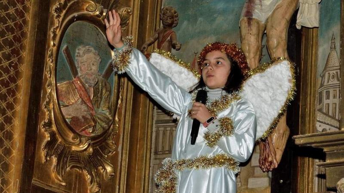 Foto del grupo de actores que recuperaron el domingo la pastorada tradicional de Villaquejida y dos escenas de la obra (aparición del Ángel y ofrendas). JUAN M. AMEZ