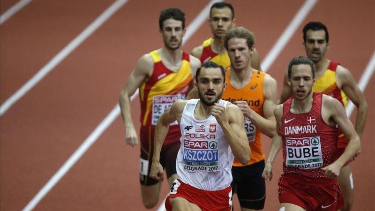 Álvaro de Arriba (izquierda), en la final de 800 de Belgrado.