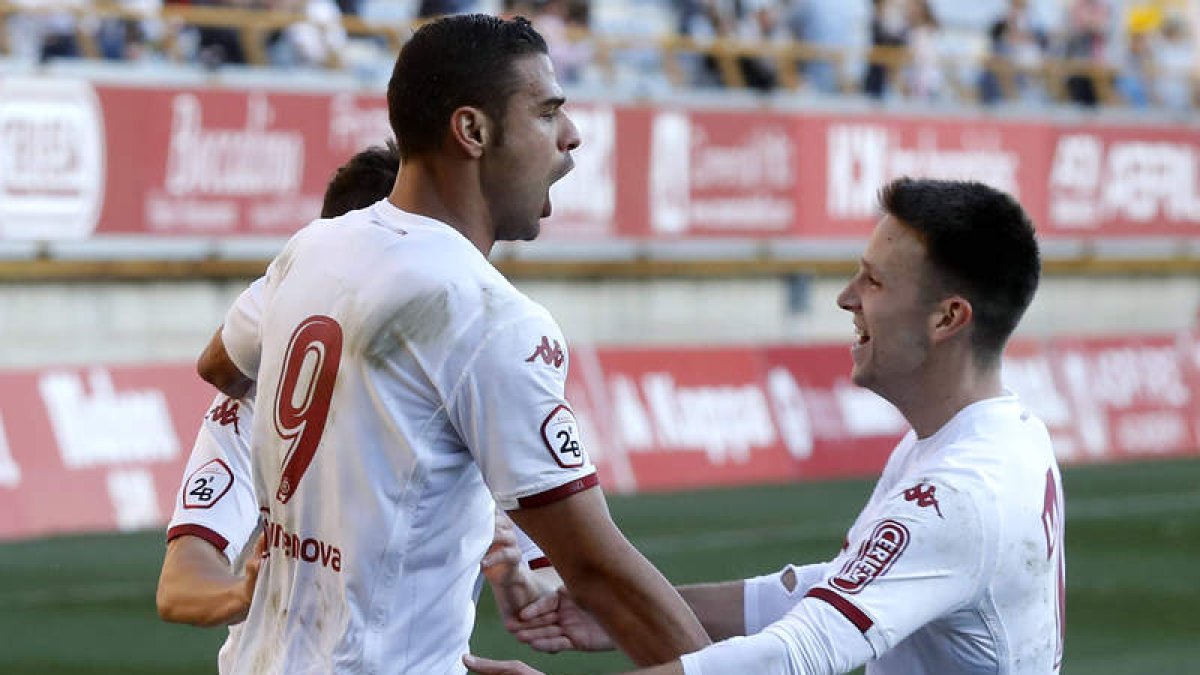 Aridane celebra el segundo gol de la Cultural frente al Unión Adarve con Señé, precisamente el futbolista que dio al canario la excelente asistencia para anotar. MARCIANO PÉREZ