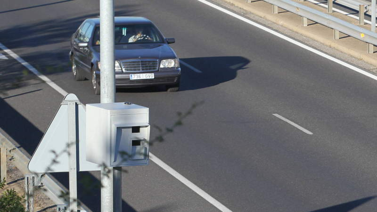 Uno de los radares fijos de los que dispone la provincia de León en sus carreteras .