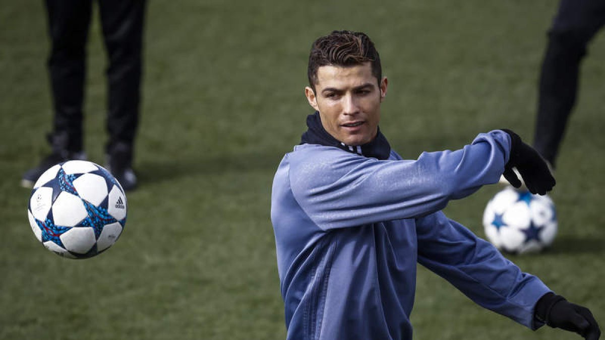 Cristiano Ronaldo, durante el entrenamiento de ayer con el Real Madrid. EMILIO NARANJO