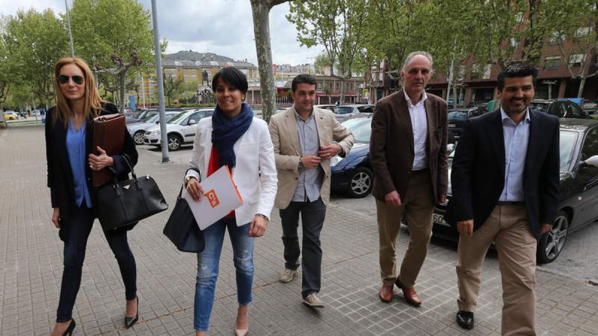 Integrantes de la candidatura de Ponferrada, con Rosa Luna en el centro.