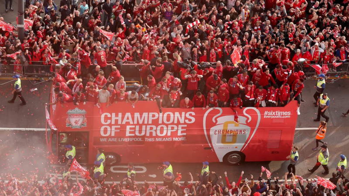 El equipo inglés celebró el título por las calles de Liverpool. J. SUPER
