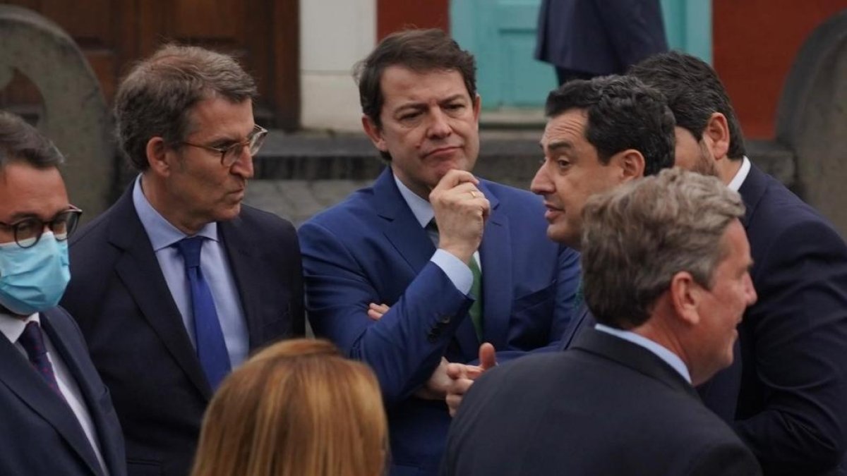 Mañueco, junto a Feijóo, en el homenaje al pueblo de La Palma. JCYL