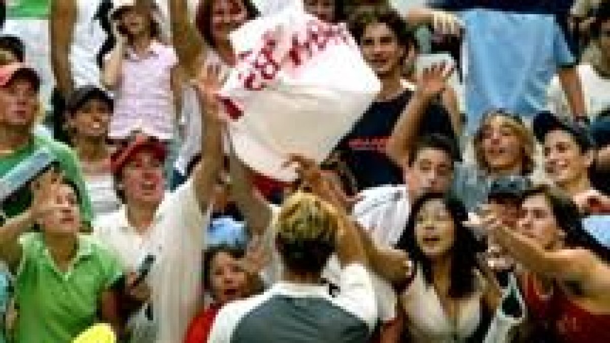 El español Juan Carlos Ferrero arroja pelotas al público tras concluir su partido en Australia