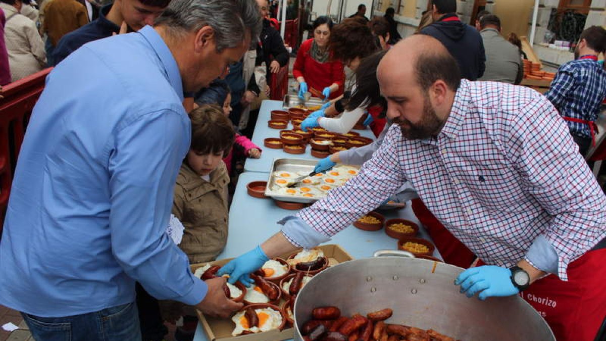 La Tartera de la Feria es una de las claves del éxito del evento. El lunes, y por tres euros, las patatas fritas, con huevos y chorizo serán un manjar para disfrutar en la plaza Mayor, donde, a lo largo de todo el puente, los expositores también ofrecerán