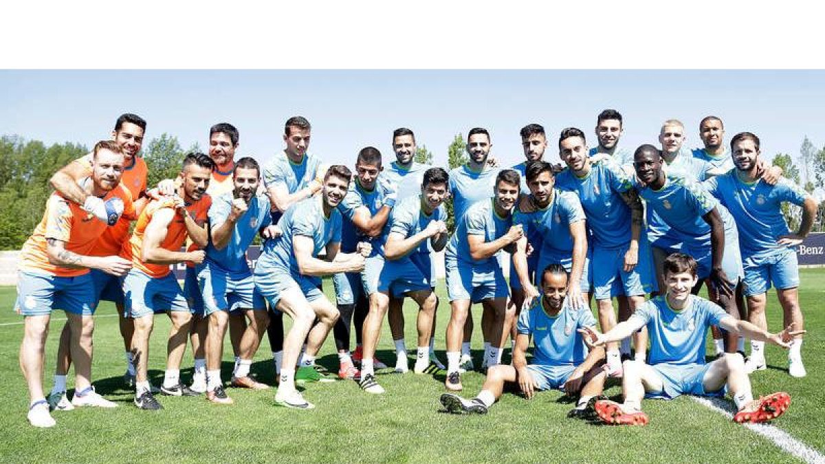 Los jugadores de la Cultural ayer en el Área Deportiva de Puente Castro en el último entrenamiento previo a la ida de la final por el título de campéon de Segunda B. SECUNDINO PÉREZ