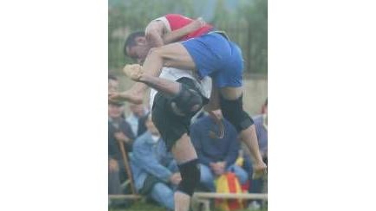 La Mata de Curueño vivió una intensa jornada de lucha leonesa