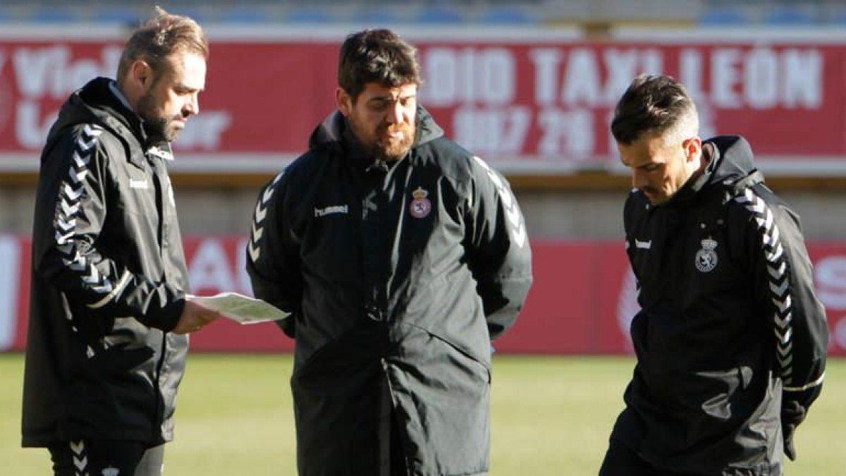 Rubén de la Barrera, a la derecha de la imagen, junto a sus ayudantes en las labores técnicas de la Cultural. MARCIANO PÉREZ