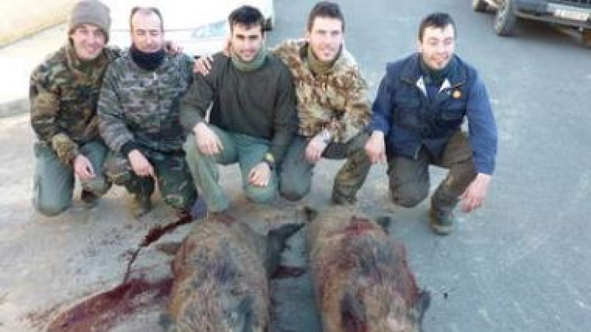 Jóvenes monteros con un par de magníficos ejemplares en la Vega del Esla.