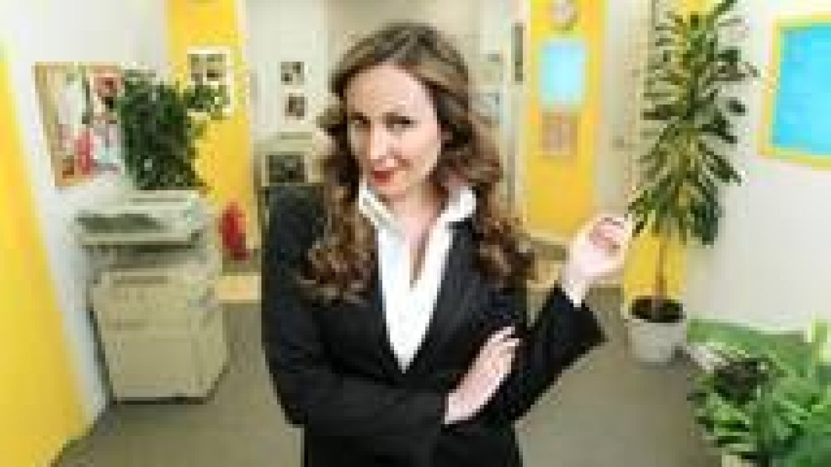 Milán, en su papel de la directora de márketing Victoria de la Vega