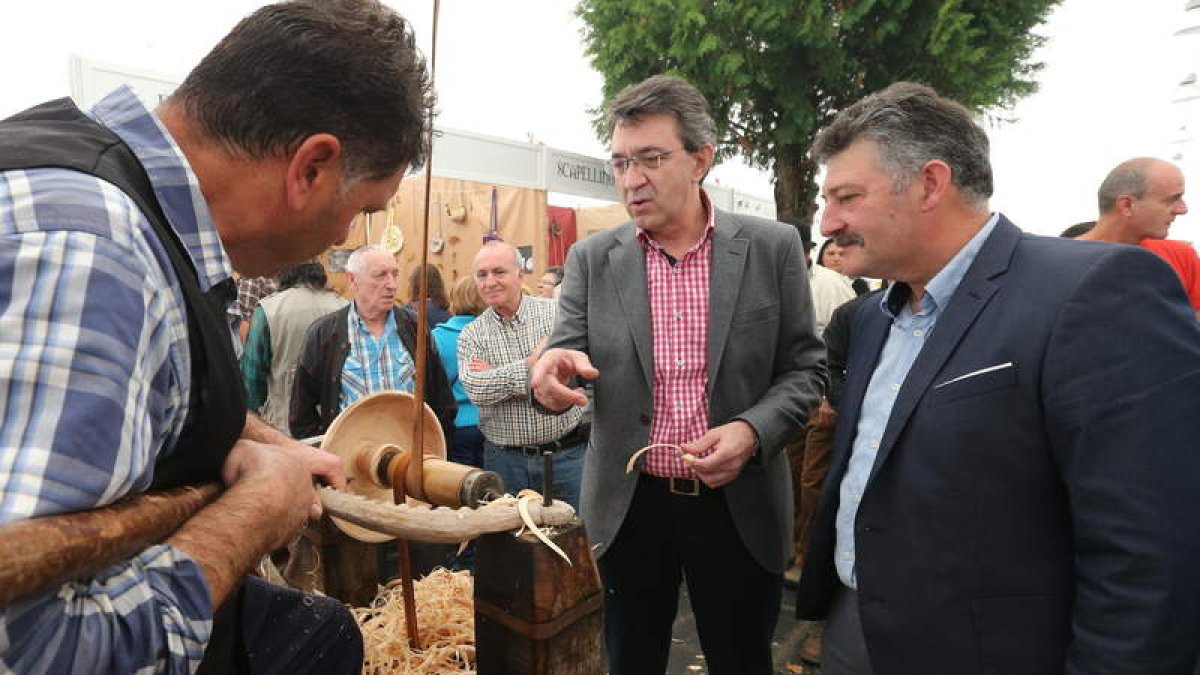 Juan Martínez Majo y Ángel Calvo, ayer con los artesanos en Páramo del Sil.