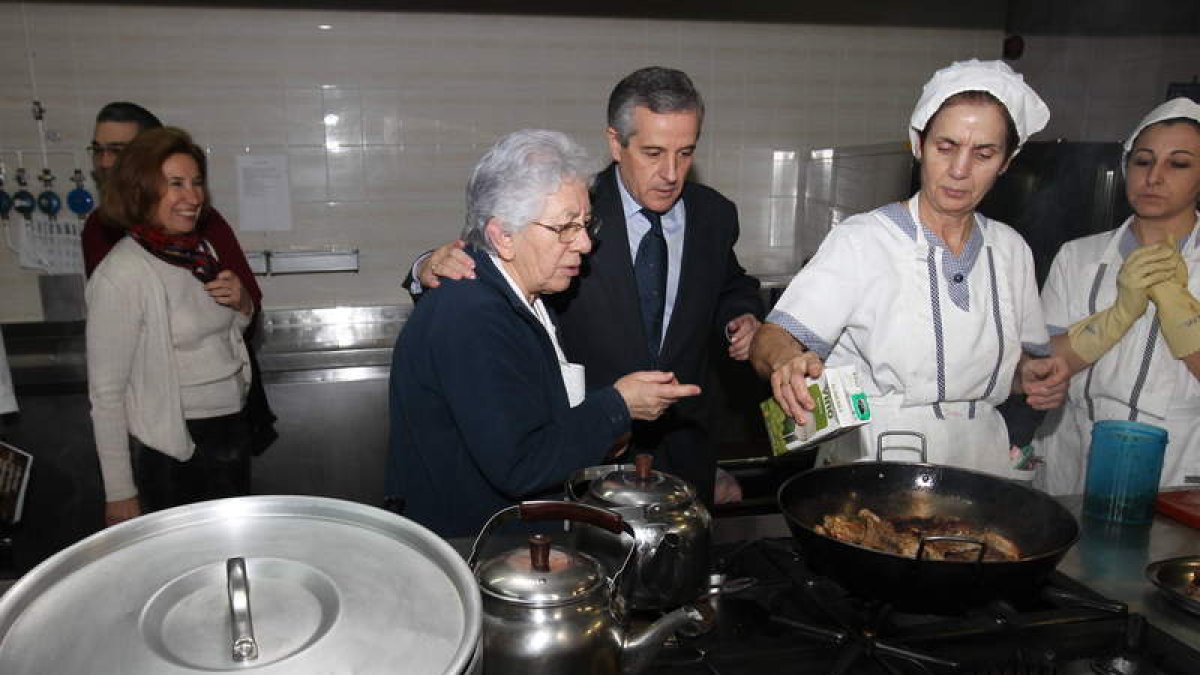 El alcalde Emilio Gutiérrez visitó ayer las instalaciones de la asociación de la Caridad.