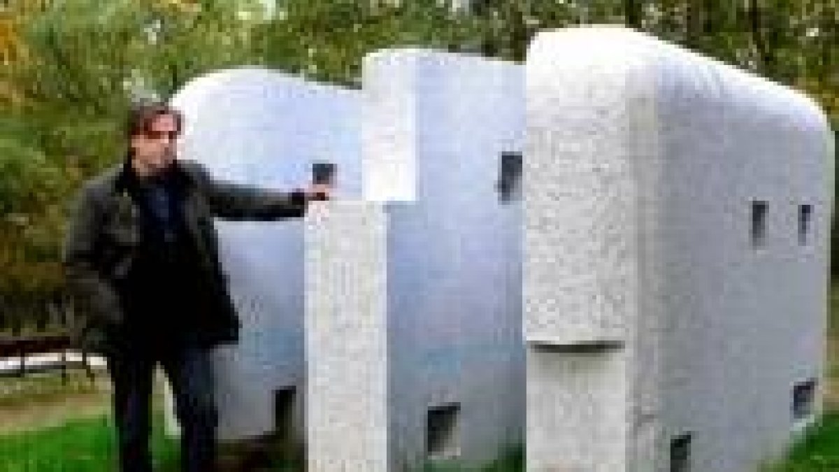 Juan Villoria, junto a su «Trinitas Aequalis»