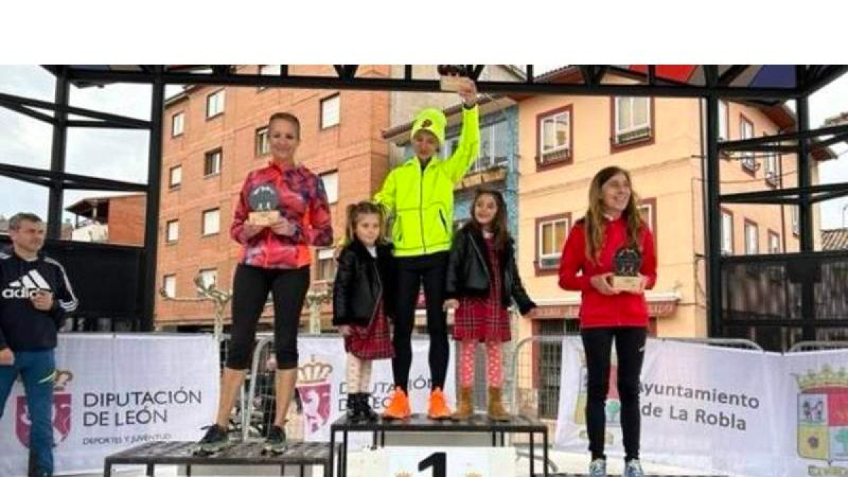 Zulima en lo alto del podio junto a Pilar y María Jesús. DL