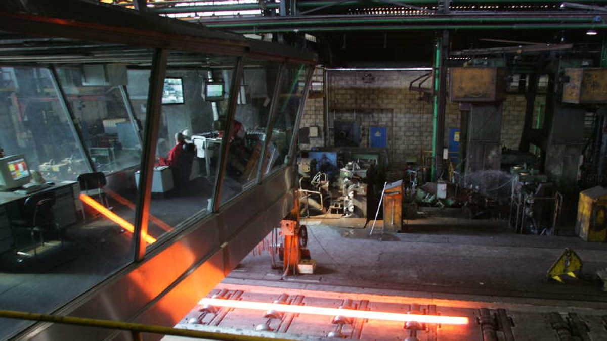 Interior de la factoría Aceros Roldán de Santo Tomás, en el área de laminación