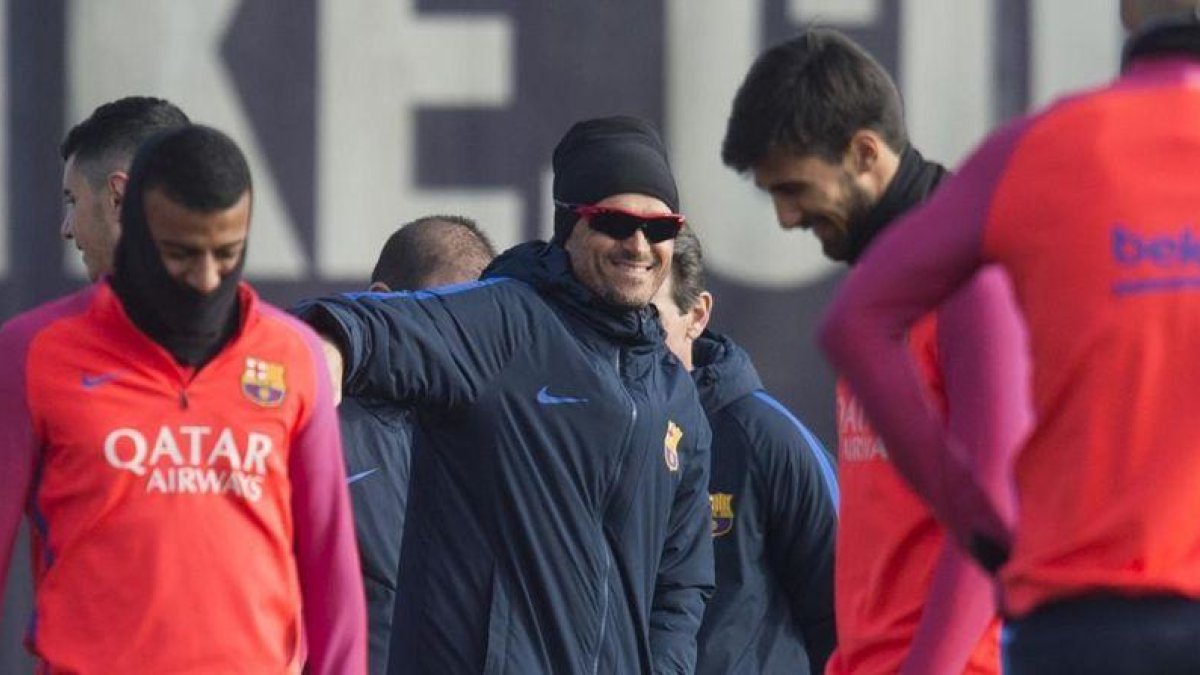 Luis Enrique, entre Rafinha y André Gomes.