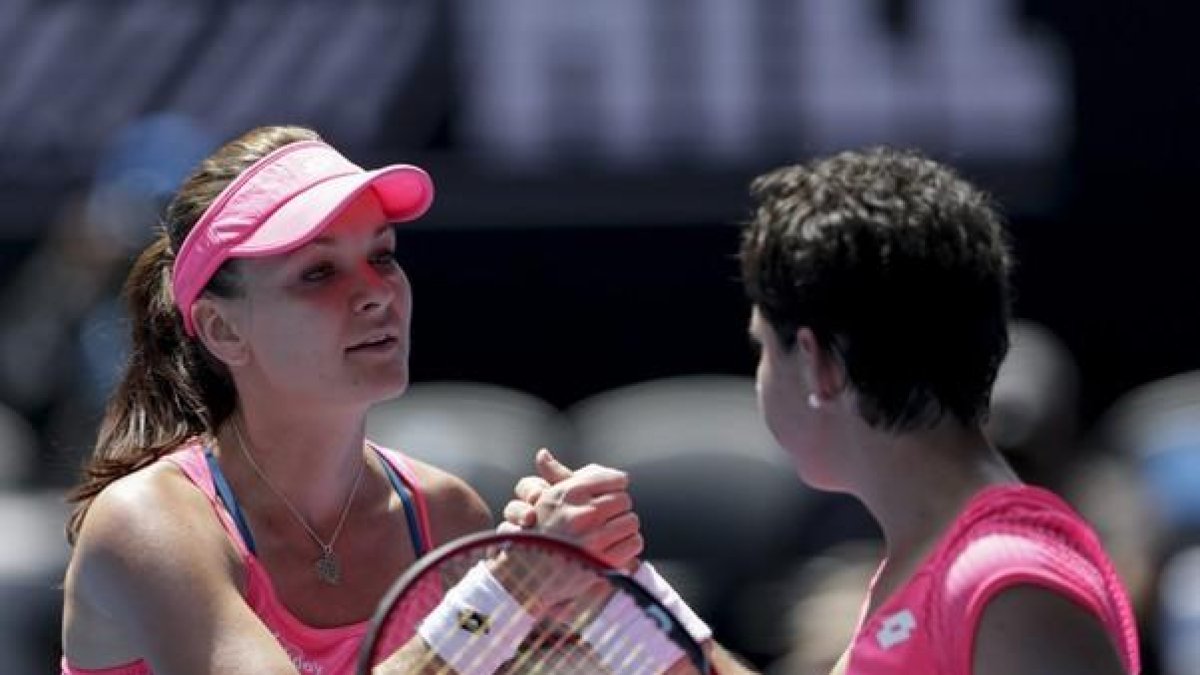 Carla Suárez, de espaldas, saluda a Radwanska al final del partido.