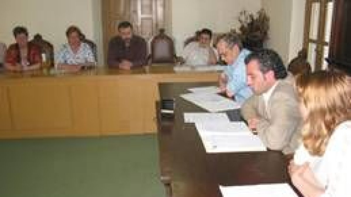 Los partidos políticos exigen a la Junta que se creen los mismos empleos que se pierdan