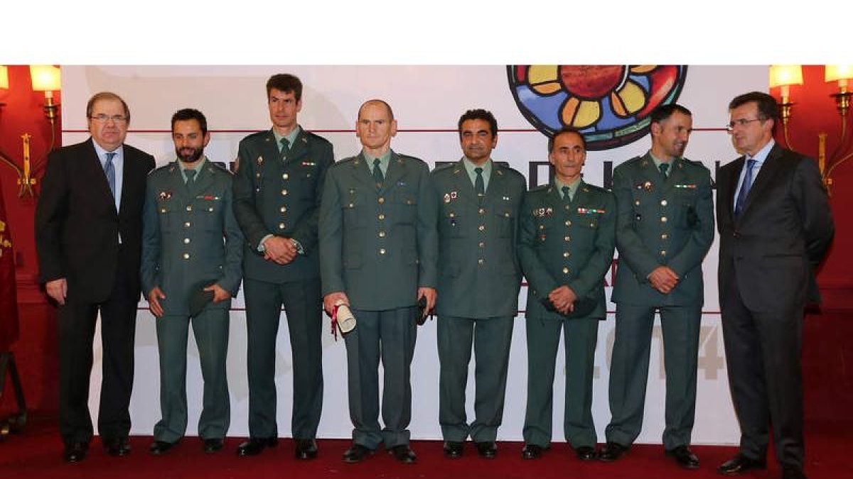 Juan Vicente Herrera, el sargento del Greim de Sabero, Enrique Ferrero, Raúl Muñoz, Ángel Díez, Ovidio Abad, Isidoro Álvarez, Anselmo Vidal y José Luis Ulibarri en una imagen de familia al finalizar el acto de entrega del Premio Diario de León al Desarrol