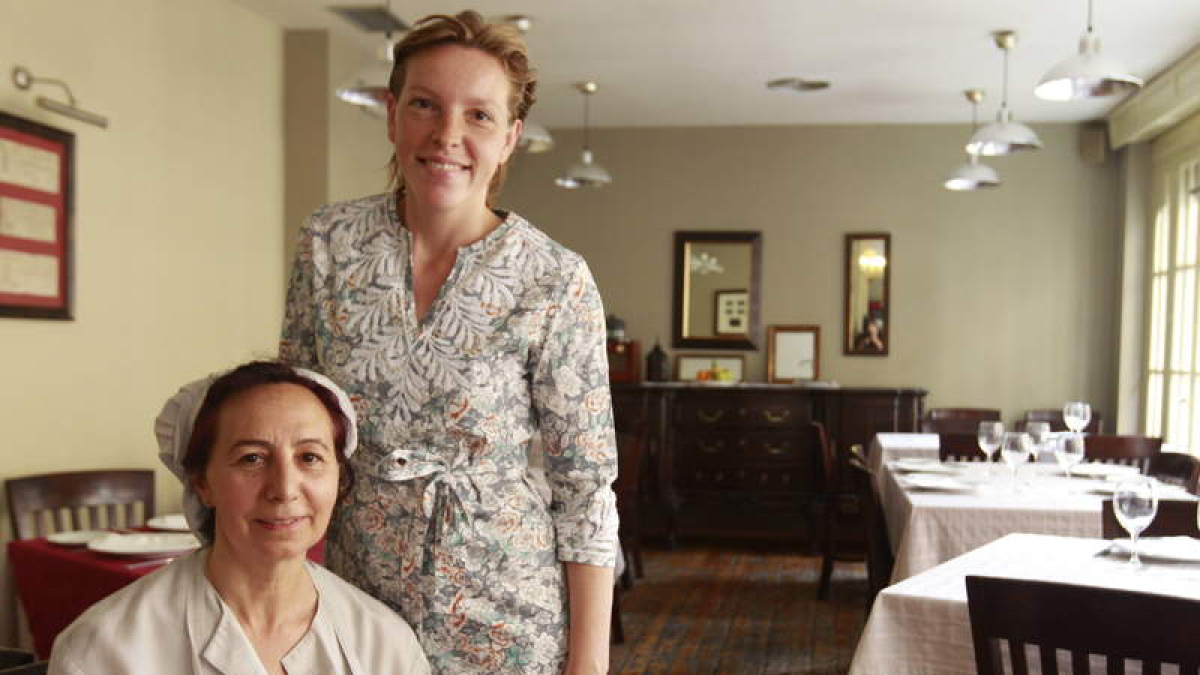 El comedor de la Imprenta Casado y las dos artífices de su gran cocina.