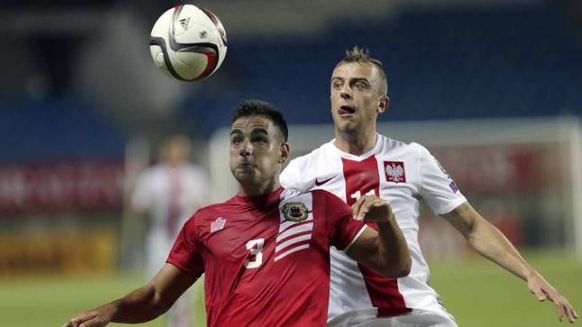 Chipolina, de Gibraltar, vestido de rojo, y el polaco Grosicki, en el partido jugado este domingo en Faro (Potugal).