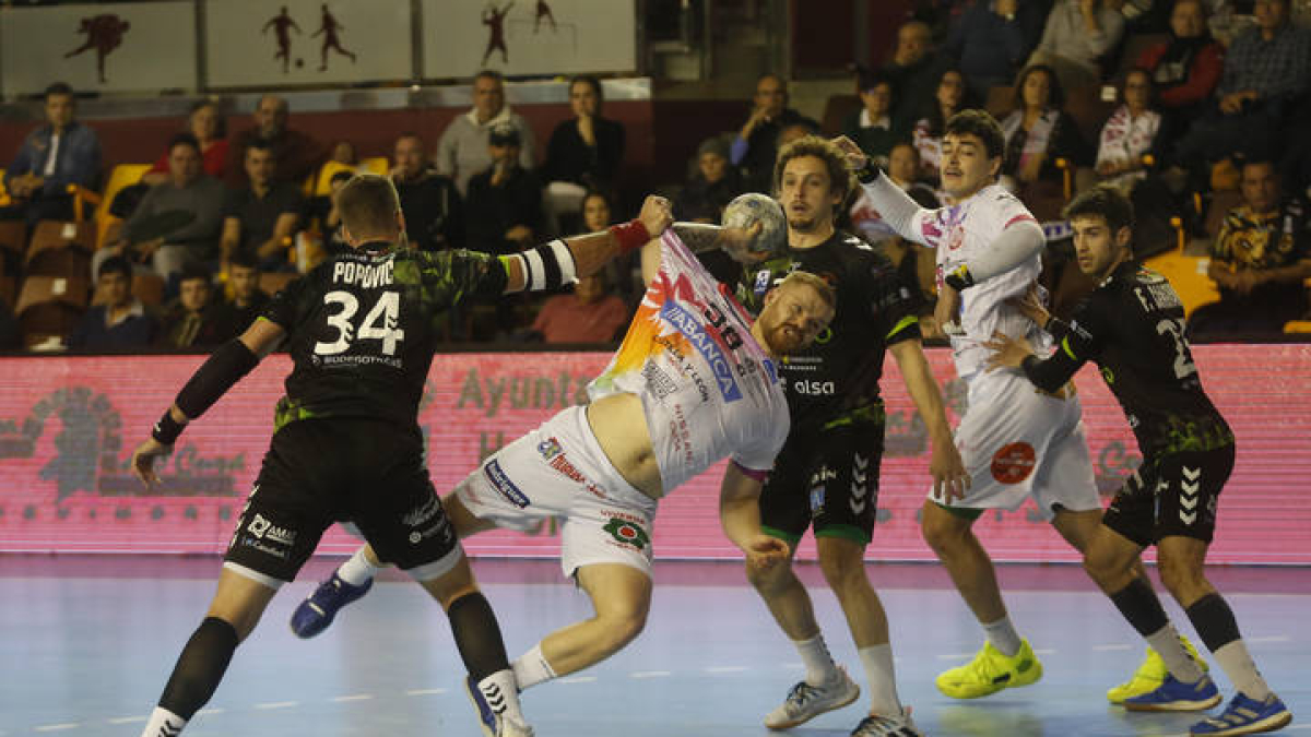 El Abanca Ademar se estrelló frente a un Torrelavega más sólido en su juego. FERNANDO OTERO