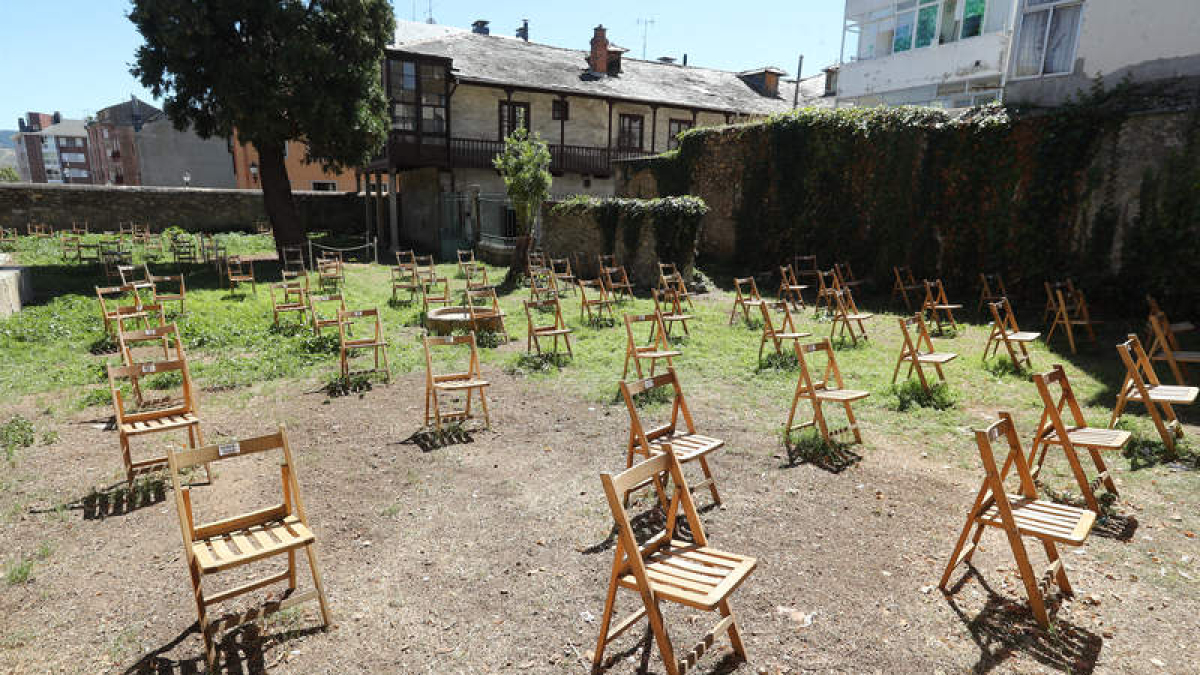 Sillas vacías en el Jardín de Valdés, el nuevo espacio cultural que este verano ha acogido conciertos con protocolo anticovid. DE LA MATA
