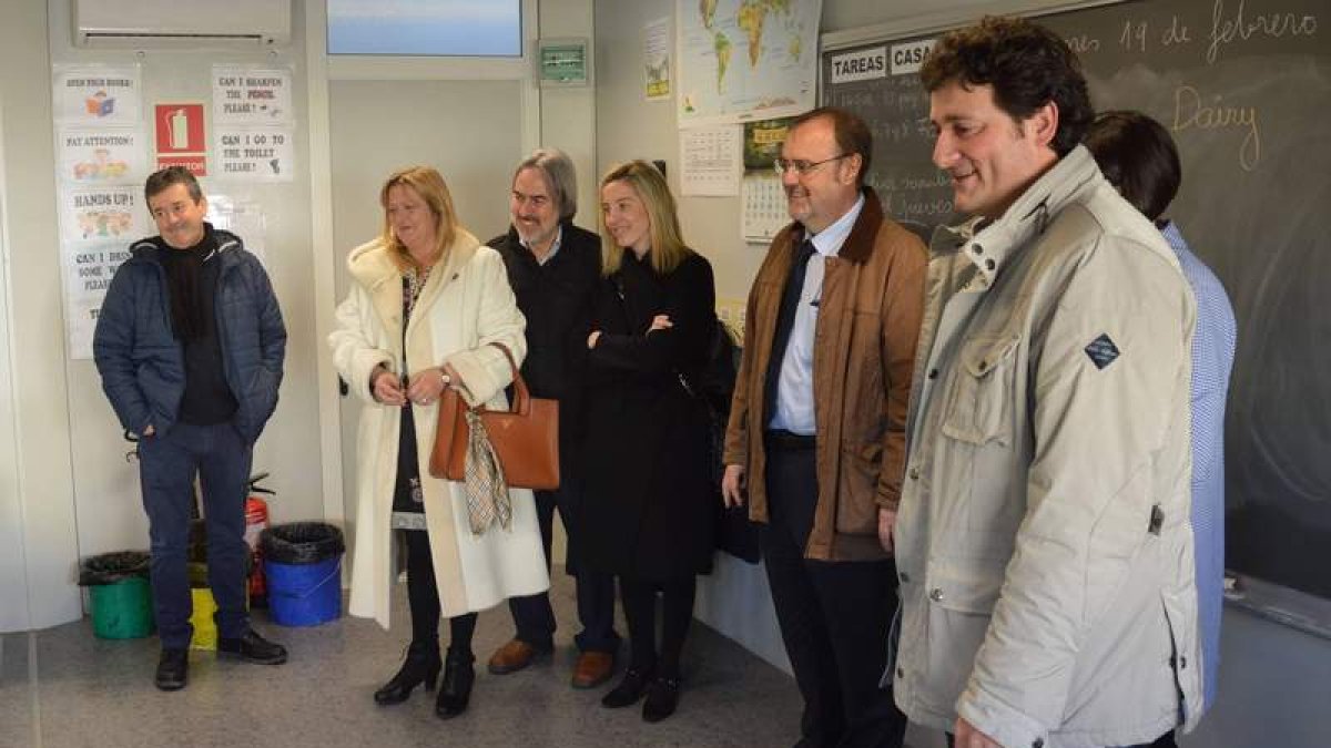 Última visita, la pasada primavera, del consejero de Educación a Los Adiles, acompañado por García. DL