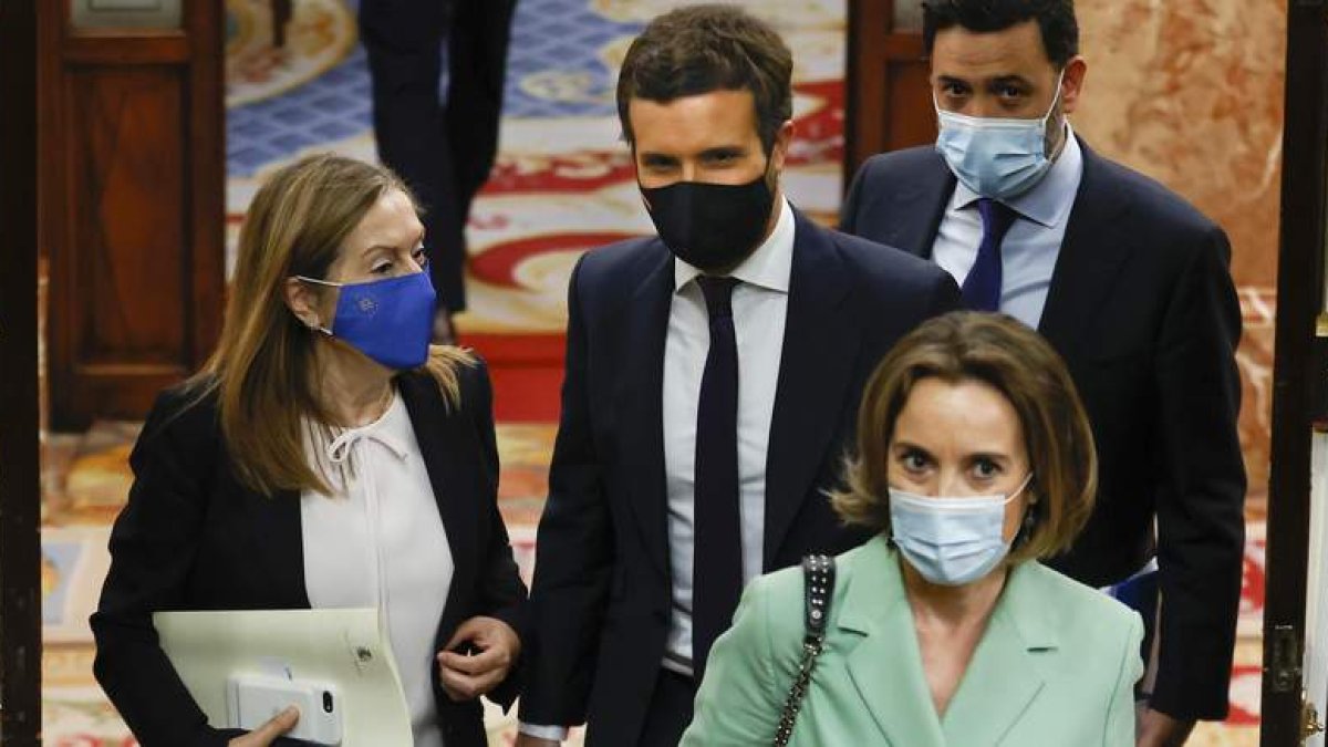 Pablo Casado conversa con Ana Pastor junto a su portavoz parlamentaria, Cuca Gamarra, ayer en el Congreso. CHEMA MOYA