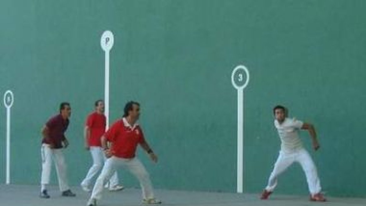 Un momento del partido entre Santas Martas y El Burgo Ranero.