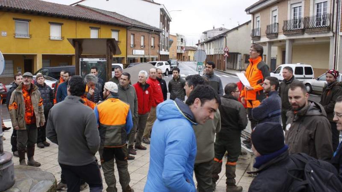 Los participantes en Almanza durante el sorteo de las parejas. CAMPOS
