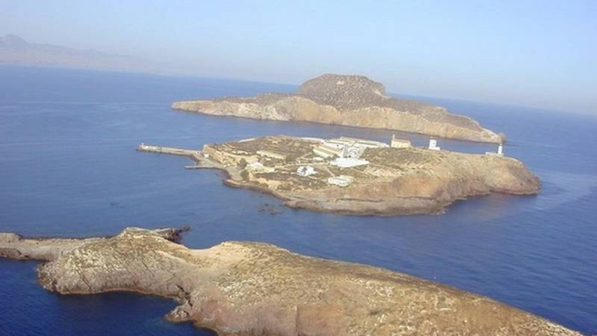 Las islas Chafarinas, con la isla del Congreso al fondo.