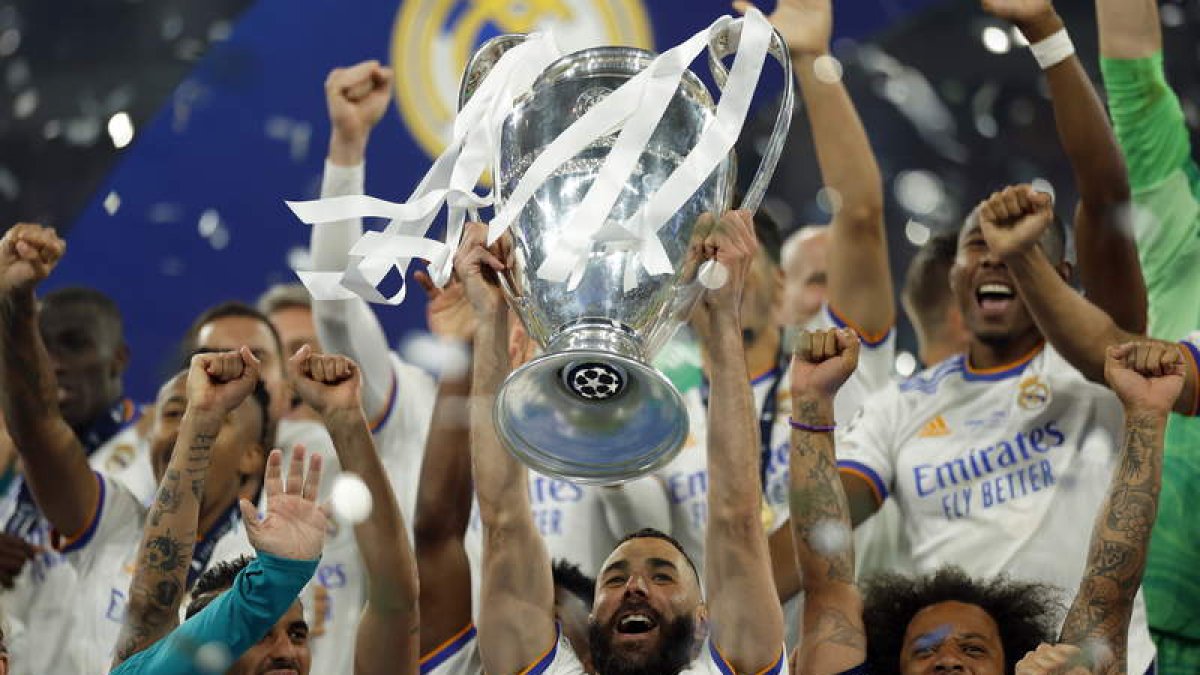 Benzema levanta el trofeo de campeones de Europa junto al resto de integrantes de un Real Madrid que demostró que en la Liga de Campeones es el que manda. YOAN VALAT
