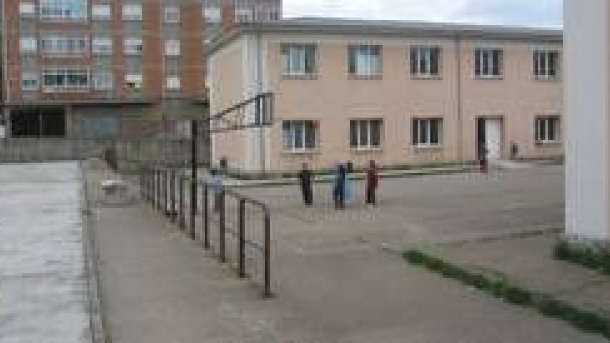 Los niños deben esperar en el patio después de comer la llegada del bus
