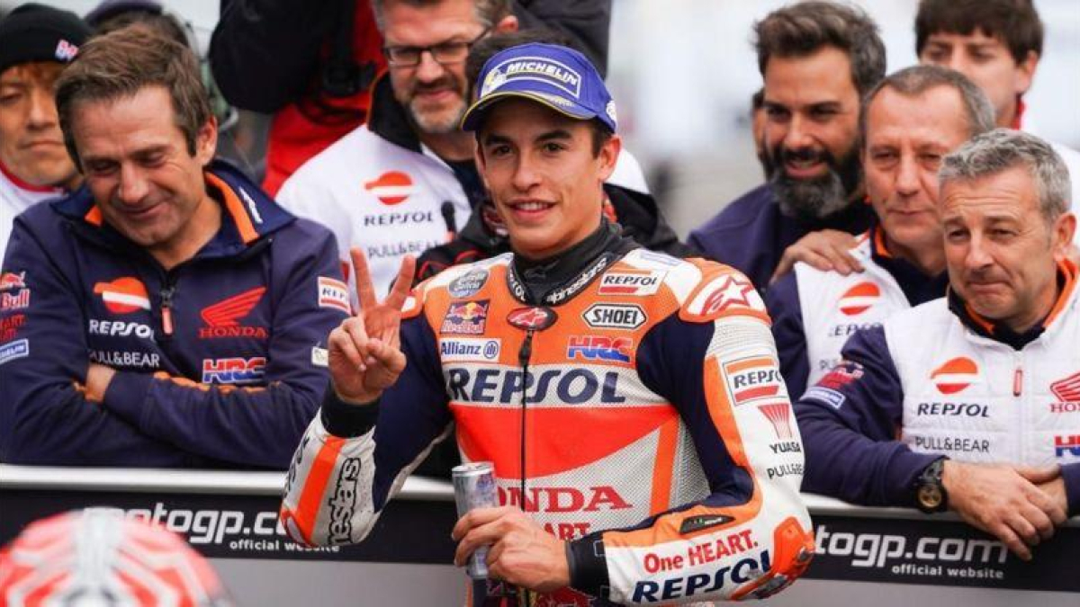 Marc Márquez (Honda) celebra con su equipo, en Australia, su pole nº 72.
