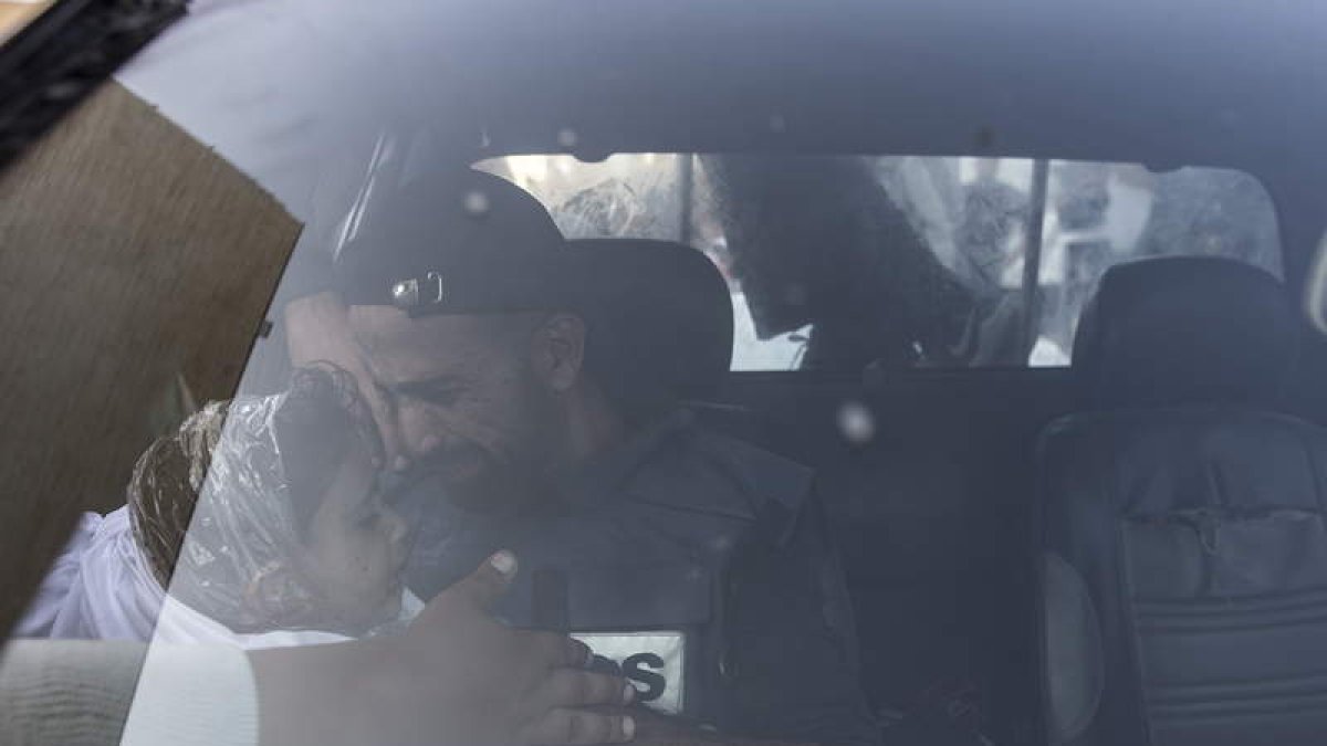 Un hombre llora ante el cadáver de su hija. HAITHAM IMAD