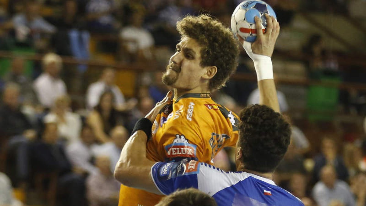 Acacio destacó en el ataque del Abanca Ademar con cuatro goles ante el Dinamo de Bucarest. FERNANDO OTERO