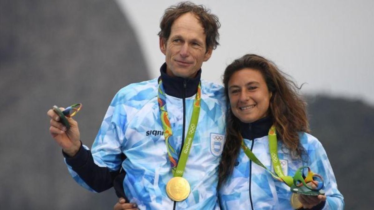 Santiago Lange y Cecilia Carranza, felices con sus medallas de oro.