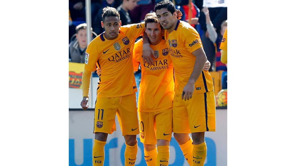 Neymar y Messi felicitan a Luis Suárez, autor del segundo gol ante el Levante. juan carlos cárdenas