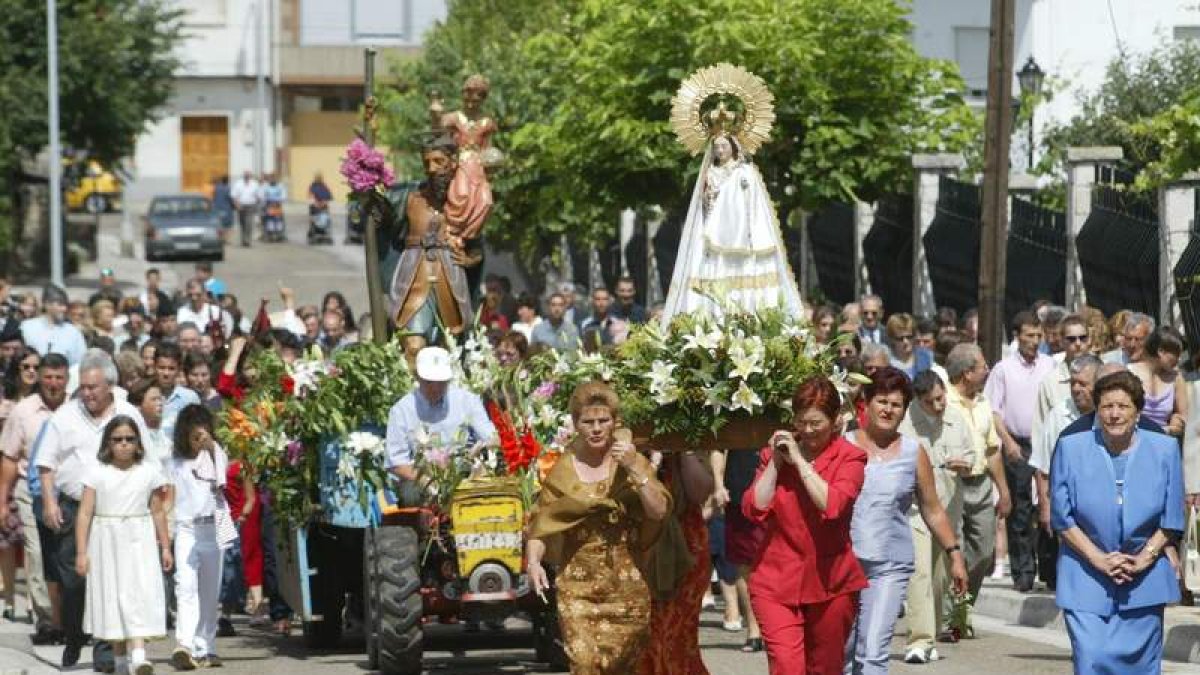 La procesión inaugura unas fiestas cargadas de actividades para grandes y pequeños.