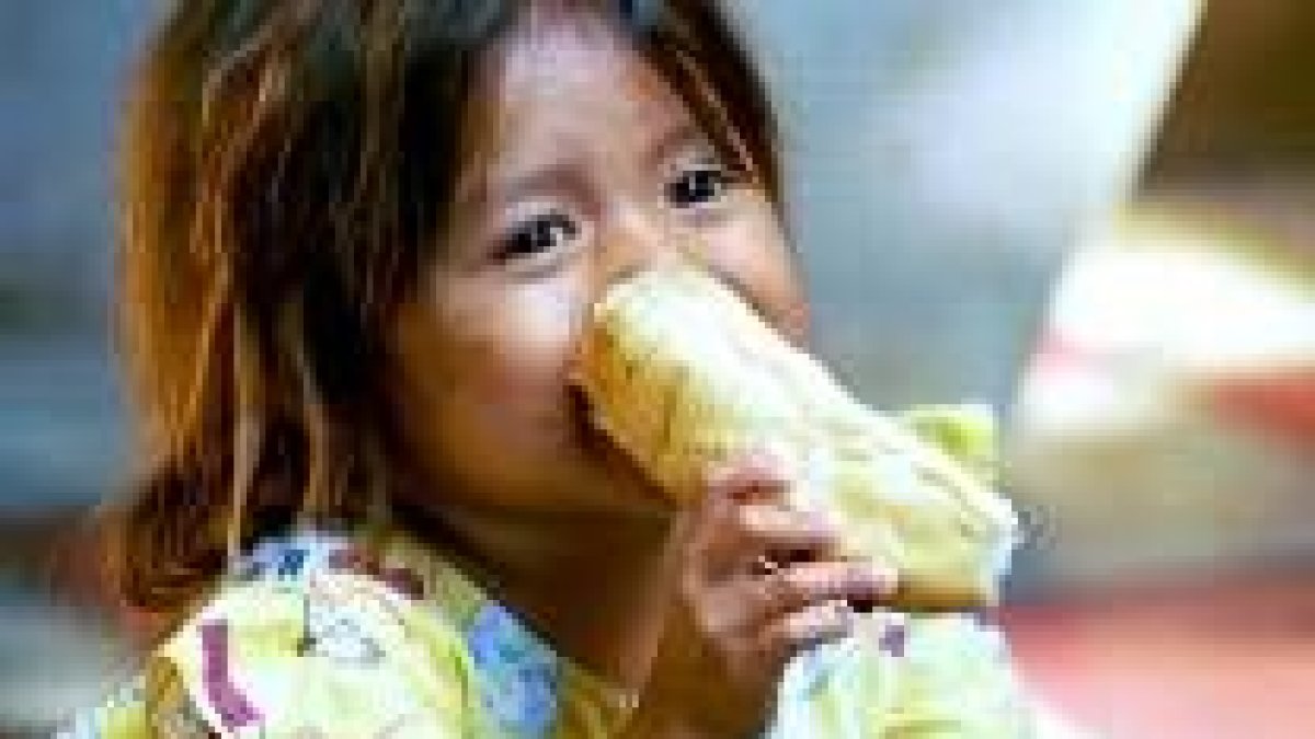 Iris Guriselda se alimenta de comida preparada por los voluntarios en Ahuachapán