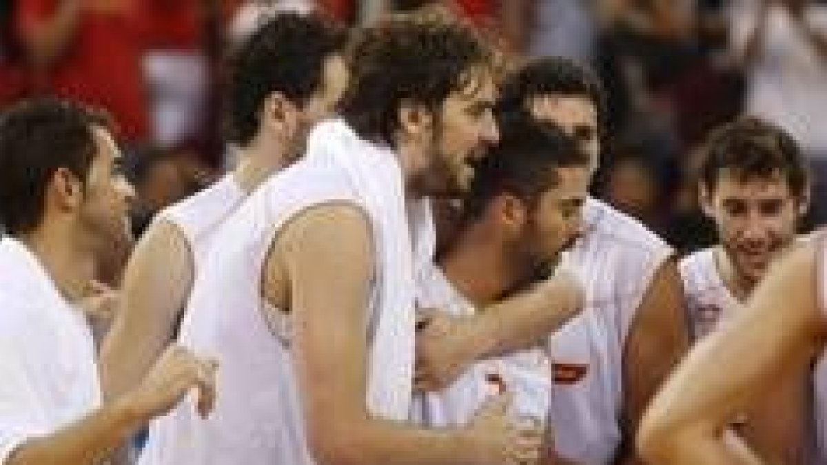 Pau Gasol abraza a Juan Carlos Navarro tras el partido de cuartos