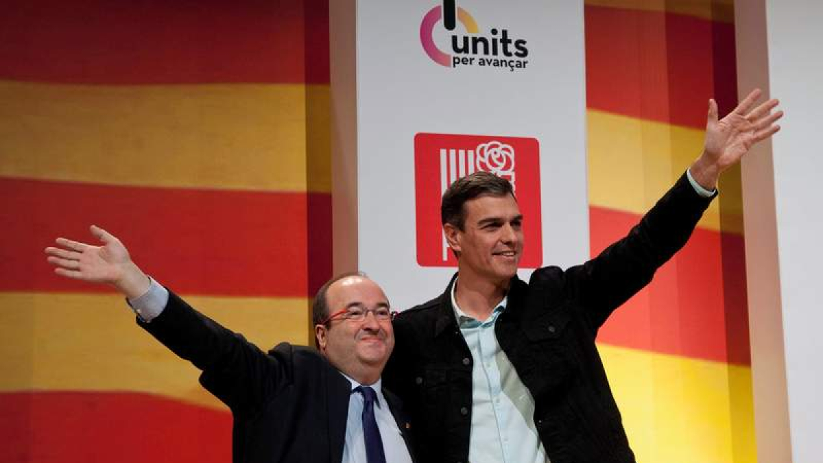 Iceta y Sánchez, en un mitin celebrado ayer en Gerona. ROBIN TOWNSEND