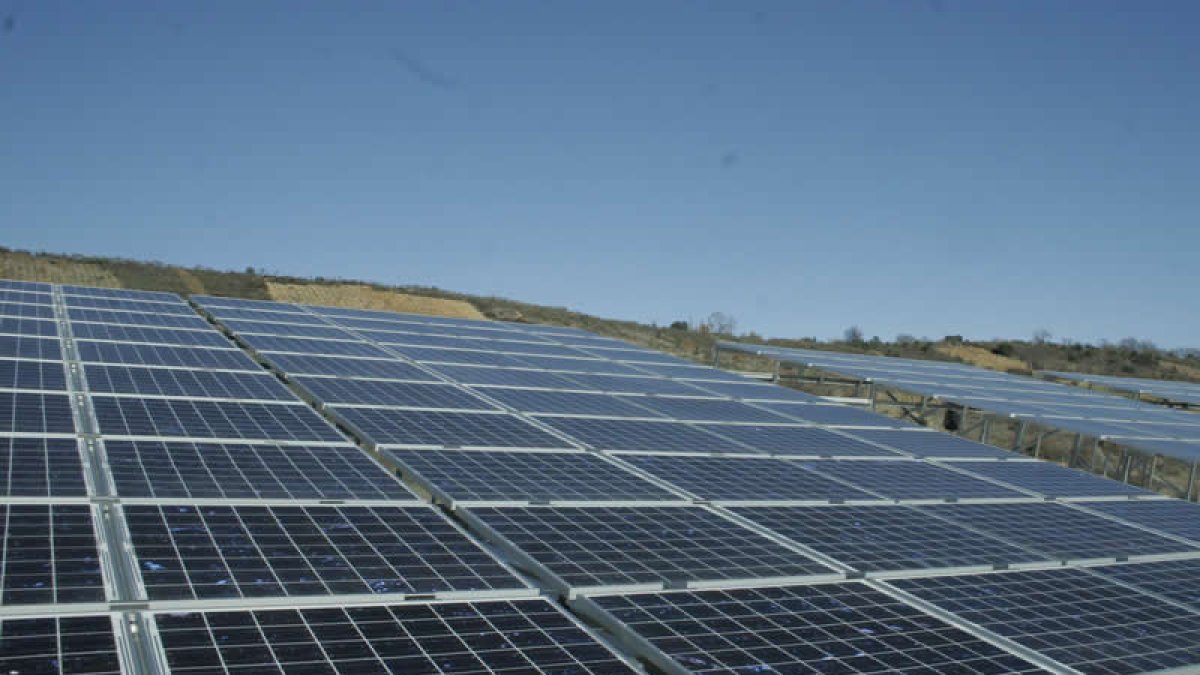 Imagen de archivo de un parque solar en el Bierzo.